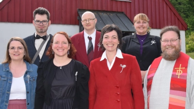 Die Silbernen Konfirmanden mit Diakon Bernd Deyerl. (Bild: Heidi Kurz)