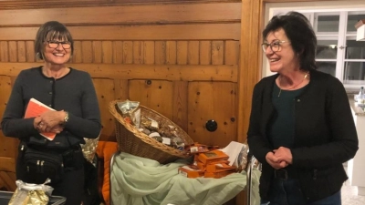 Vorsitzende Monika Bösl (rechts) bedankt sich bei der Referentin Gertraud Heiss (links) für den gelungenen Vortrag. (Bild: Elisabeth Bauer)