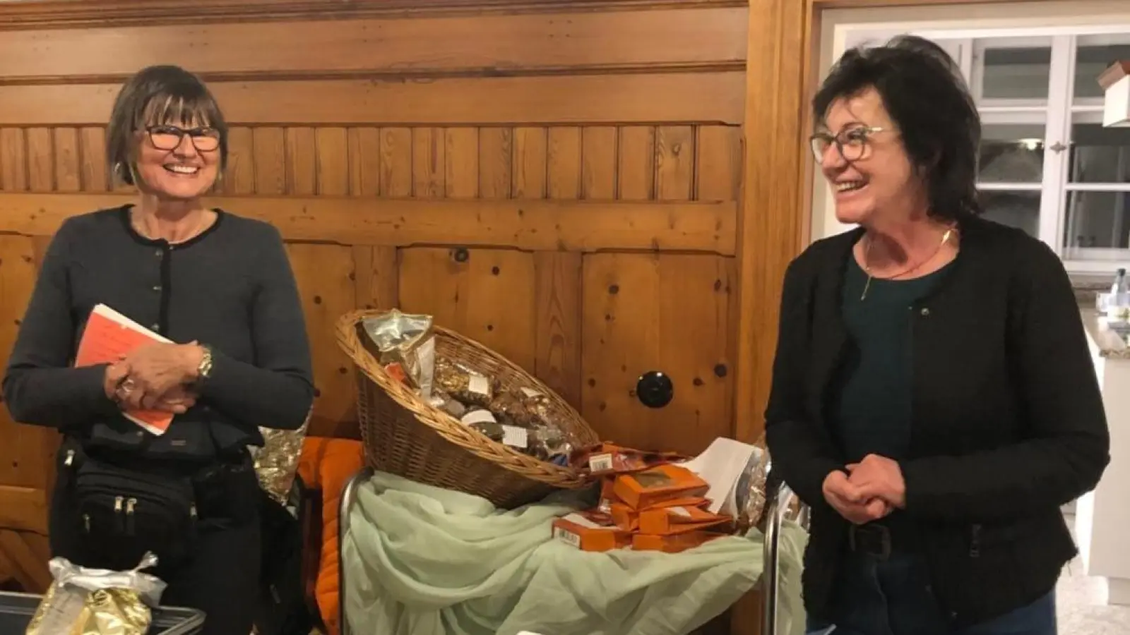 Vorsitzende Monika Bösl (rechts) bedankt sich bei der Referentin Gertraud Heiss (links) für den gelungenen Vortrag. (Bild: Elisabeth Bauer)