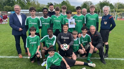 Die Dreifaltigkeits-Mittelschule Amberg als drittbestes Fußballteam der Oberpfalz mit Lehrer Philipp Keilholz (hinten 2.v.l.) erhielten von Bgm Martin Preus (1.v.l.) und Rektir Udo Leitz (hinten 1.v.r.) als Lohn die Bronze-Medaille überreicht; für einen optimalen Ablauf sorgten Schiri Karl Vollmer (1.v.r.) und Platzwatz Andrea Benotto (kniend1.v.r.) (Bild: Thomas Gebele )