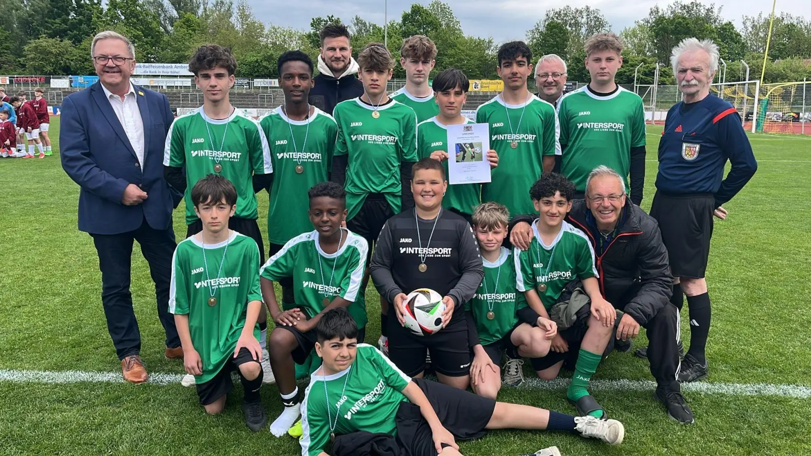Die Dreifaltigkeits-Mittelschule Amberg als drittbestes Fußballteam der Oberpfalz mit Lehrer Philipp Keilholz (hinten 2.v.l.) erhielten von Bgm Martin Preus (1.v.l.) und Rektir Udo Leitz (hinten 1.v.r.) als Lohn die Bronze-Medaille überreicht; für einen optimalen Ablauf sorgten Schiri Karl Vollmer (1.v.r.) und Platzwatz Andrea Benotto (kniend1.v.r.) (Bild: Thomas Gebele )