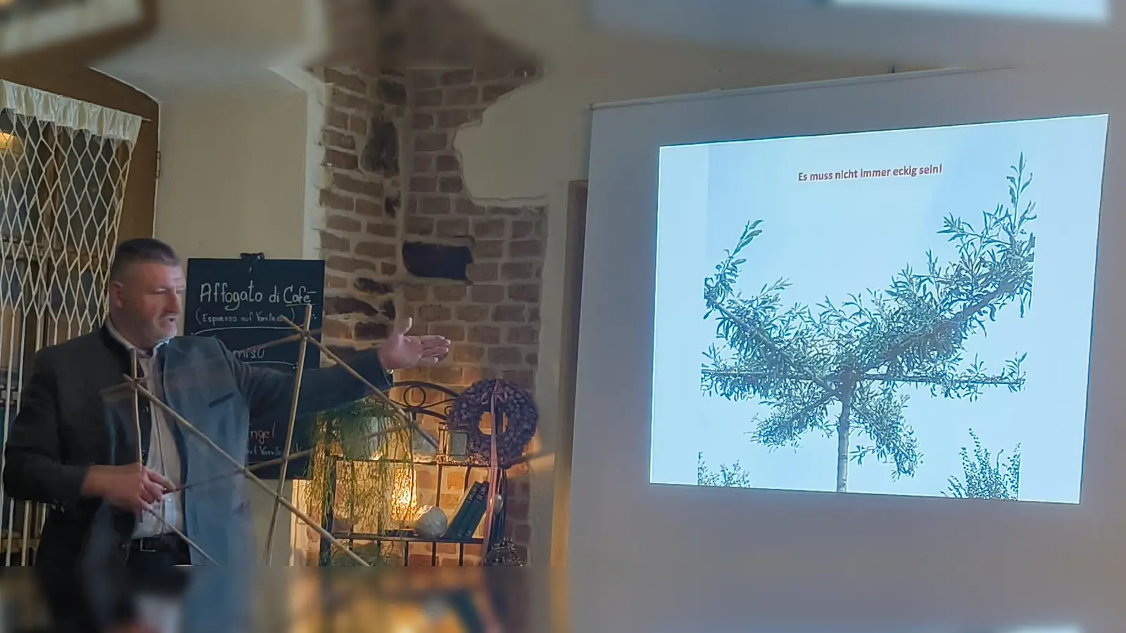 Referent Klaus Schuster bei seinem Vortrag zum Thema Spalierobst (Bild: Astrid Blessenberger)