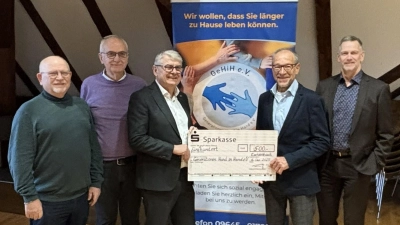 Der Abgeordnete der FREIEN WÄHLER Martin Scharf übergibt eine Spende an die GeHiH in Eschenbach; von links nach rechts: Hans Bscherer, Joachim Sertl, Martin Scharf, Karl Lorenz, Thomas Riedl (Bild: Wilhelm Weiß)