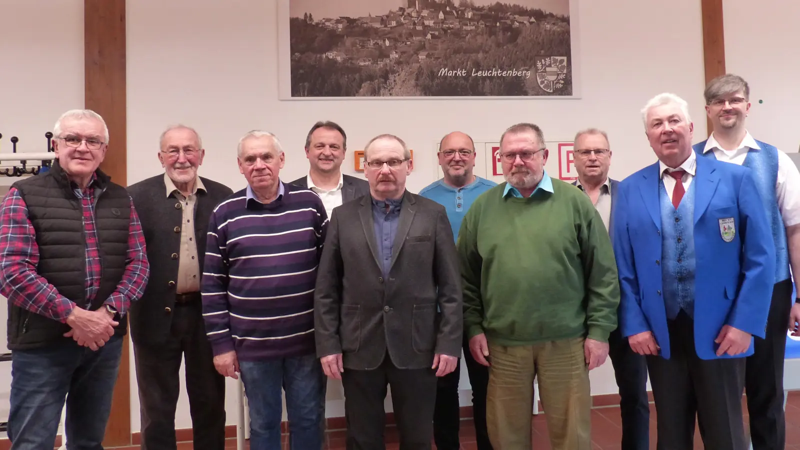 Die wiedergewählte Vorstandschaft: Josef Eiber, Herbert Kick, Bernhard Unger, BGM Anton Kappl, Vorsitzender Karl Herrmann, Alexander Völkl, Vizevorsitzender Karl Höltl, Josef Barth, Gastgeber Josef Varnhold und Holger Scheufler (von links)  (Bild: Sieglinde Schärtl)