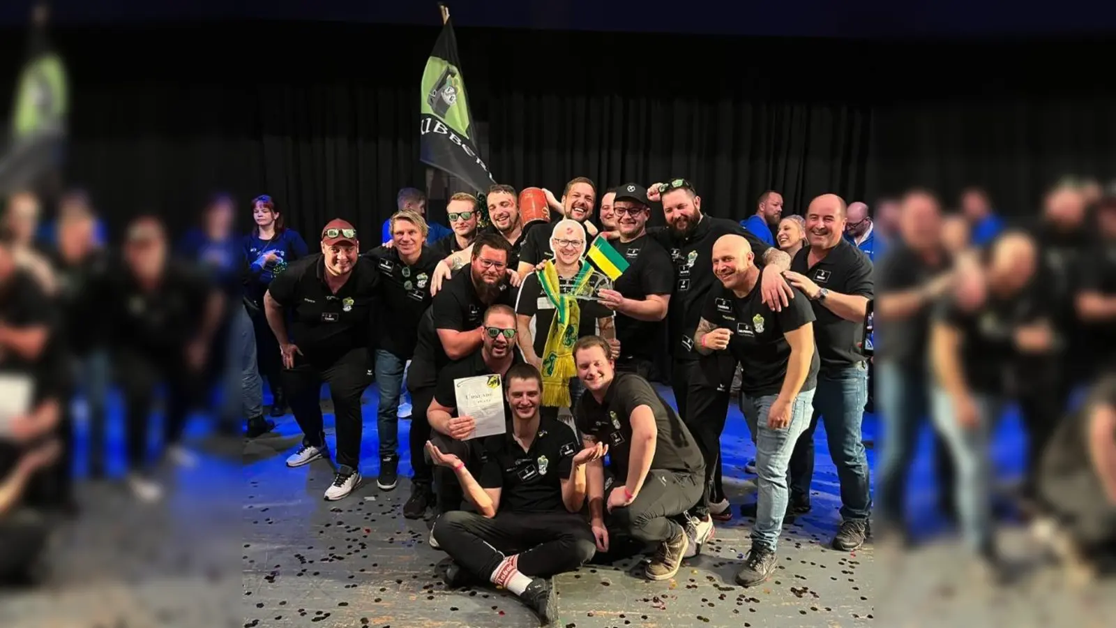 Mannschaftsfoto nach der Siegerehrung - das Triple ist perfekt.  (Bild: Magdalena Schwägerl)