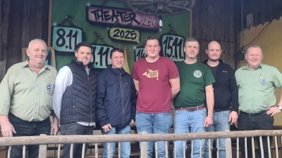 Neue und alte Vorstandschaft des ASV Reuth. (v.l.n.r. scheidender 2. Vorstand Reinhard Merkl, 2. Schriftführer Maximilian Roth, 1. Schriftführer Michael Fürnrohr, 2. Vorstand Marius Hederer, 1. Vorstand Mario Perchalla, Kassier Matthias Wächter, scheidender 1. Vorstand Alexander Wächter) (Bild: Maximilian Roth)