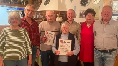 Wichtigste Tagesordnungspunkt der Wandervereins-Jahreshauptversammlung waren Nachwahlen für die Vorstandschaft und die Ehrung langjähriger Mitglieder. Von links: Christa Kindzorra (Schriftführerin, Manfred Kindzorra (Wanderwart), Hans Knopf (50 Jahre), Friederike Oschmann (50 Jahre), Richard Hack (1. Vorstand), Ingrid Naber (Kassiererin), Alfred Naber ( 2. Vorstand). (Bild: Christiane Koch)