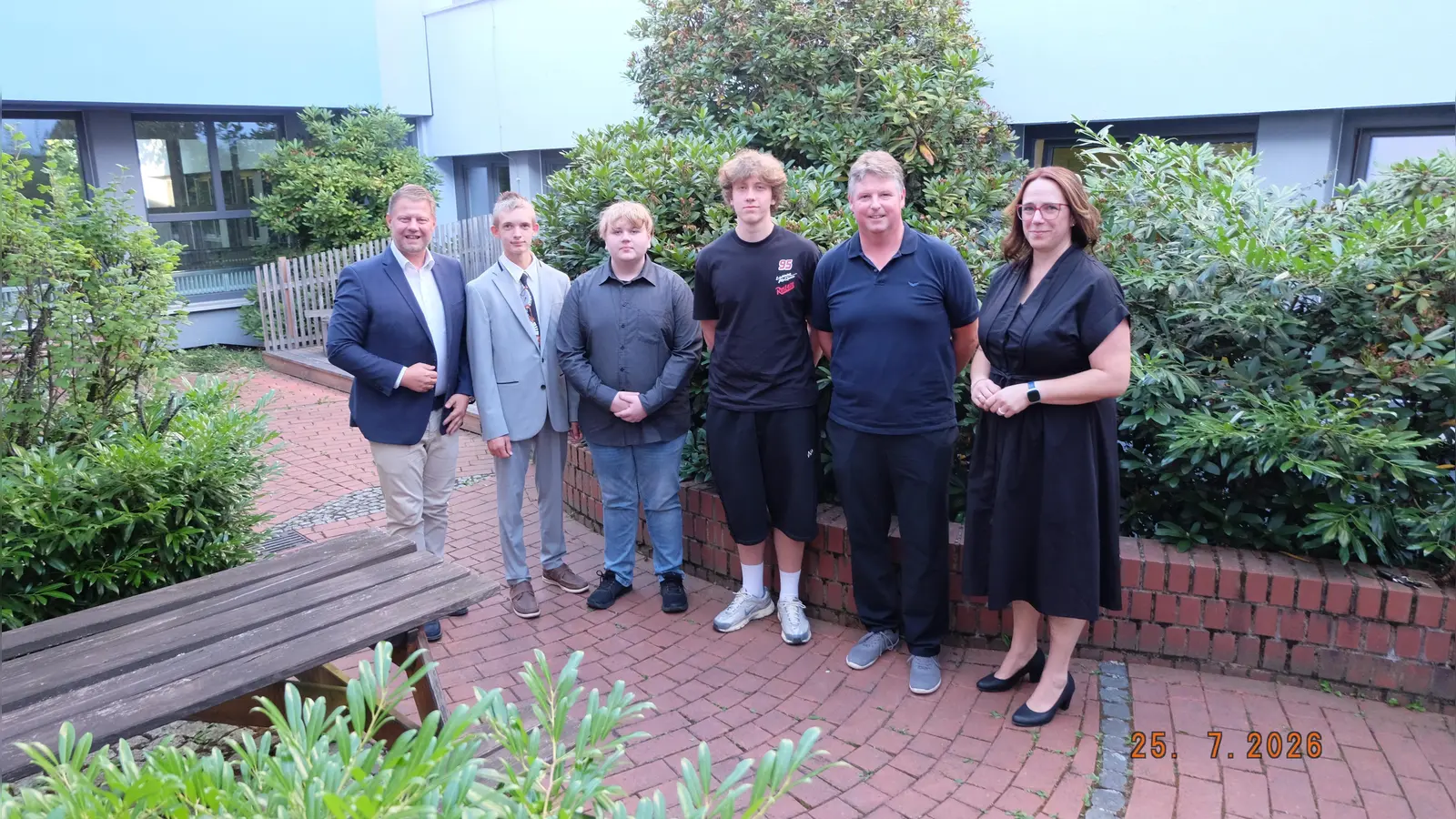 Die Schulbesten Anton Krämer, Volodymyr Kocherha und Florian Wagner mit Bürgermeister Stefan Grillmeier, Klassenleiter Christoph Schill und Schulleiterin Sabine Rappl. (Bild: Brigitte Pfennig)