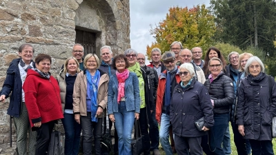 Vor dem romanischen Karner in Perschen: Die Gruppe des Oberpfalzvereins Weiden auf kultureller Entdeckungstour. (Bild: Susanne Kirchner)