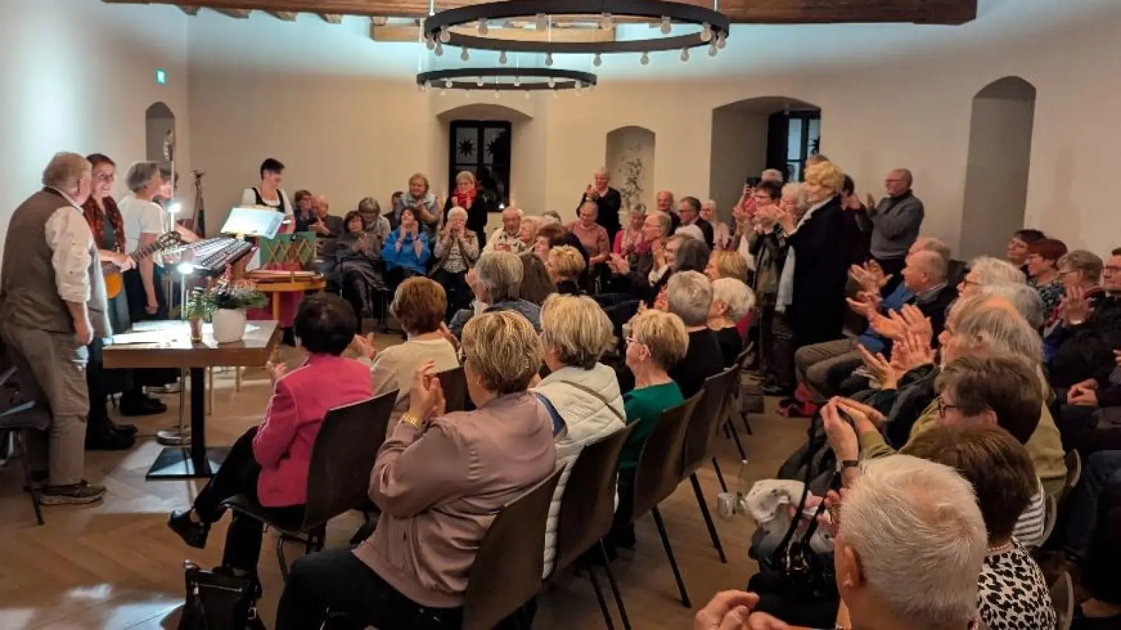 Kapitelsaal mit Zuhörer und Musiker (Bild: Hermann Weiß)