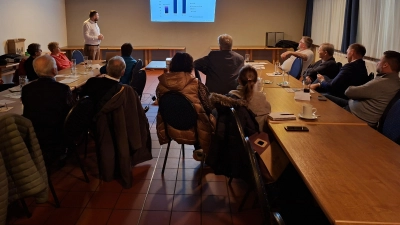 Matthias Penkale vom ACE informierte über Elektromobilität. (Bild: Reinhold Ziermeier)