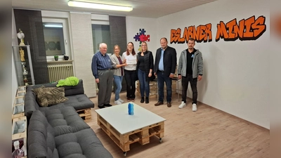 Den neuen Raum für die Minis besichtigten Pfarrer Bauer, Kirchenpflegerin Hummer, Oberministrantin Zierer, CSU-Chefin Procher, 2. Bürgermeister Kleber und JU-Vorsitzenden Rupprecht. Das Ministranten-Team feute sich auf die Unterstützung. (Bild: Karl Ziegler)