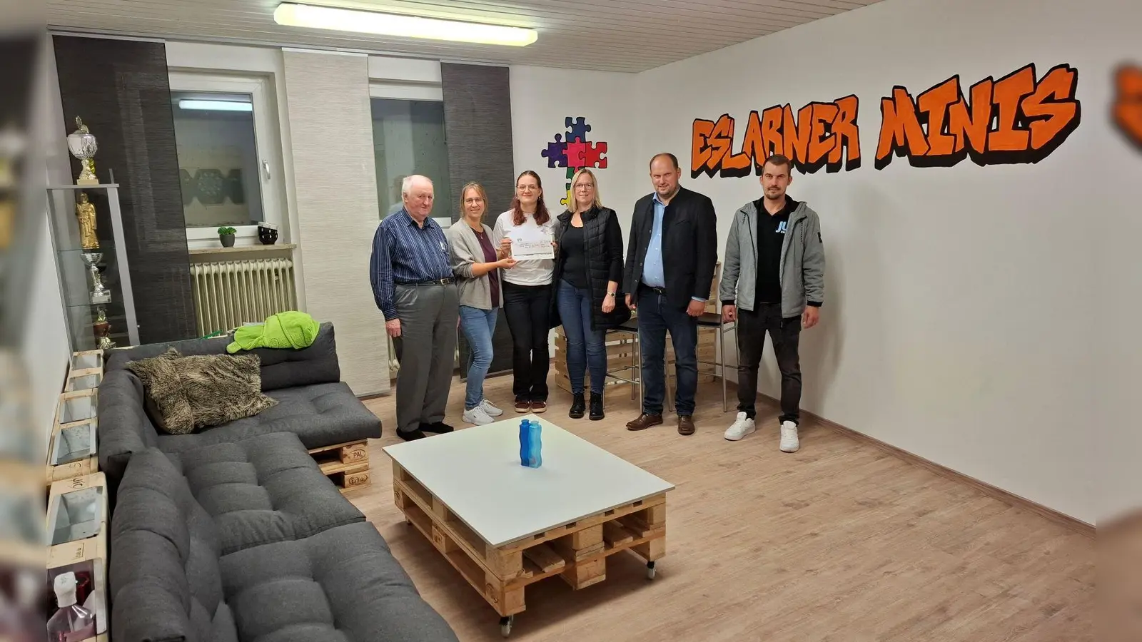 Den neuen Raum für die Minis besichtigten Pfarrer Bauer, Kirchenpflegerin Hummer, Oberministrantin Zierer, CSU-Chefin Procher, 2. Bürgermeister Kleber und JU-Vorsitzenden Rupprecht. Das Ministranten-Team feute sich auf die Unterstützung. (Bild: Karl Ziegler)