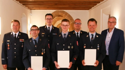 Fachbereichsleiter Gefahrgut KBM Alexander Graf, Dr. Erwin Schmidbauer, KBI Armin Daubenmerkl, Fabian Lukesch, KBR Christof Strobl, Thorsten Becker und Matthias Viehauser gratulierten den frisch ernannten Fachberatern im Landratsamt. (Bild: Florian Schlegel)