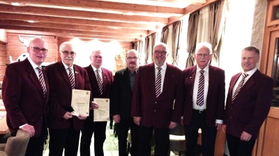 Gesangsverein Amerthal und Umgebung blickte auf ein erfolgreiches Vereinsjahr. Es gab Ehrungen und viel Anerkennung. Links Herbert Ernst, Vereinsvorsitzender, 4. v. links Karl Herrmann, Sängerkreisvorsitzender, daneben Anton Peter, Bürgermeister. (Bild: Gerhard Doerfler)