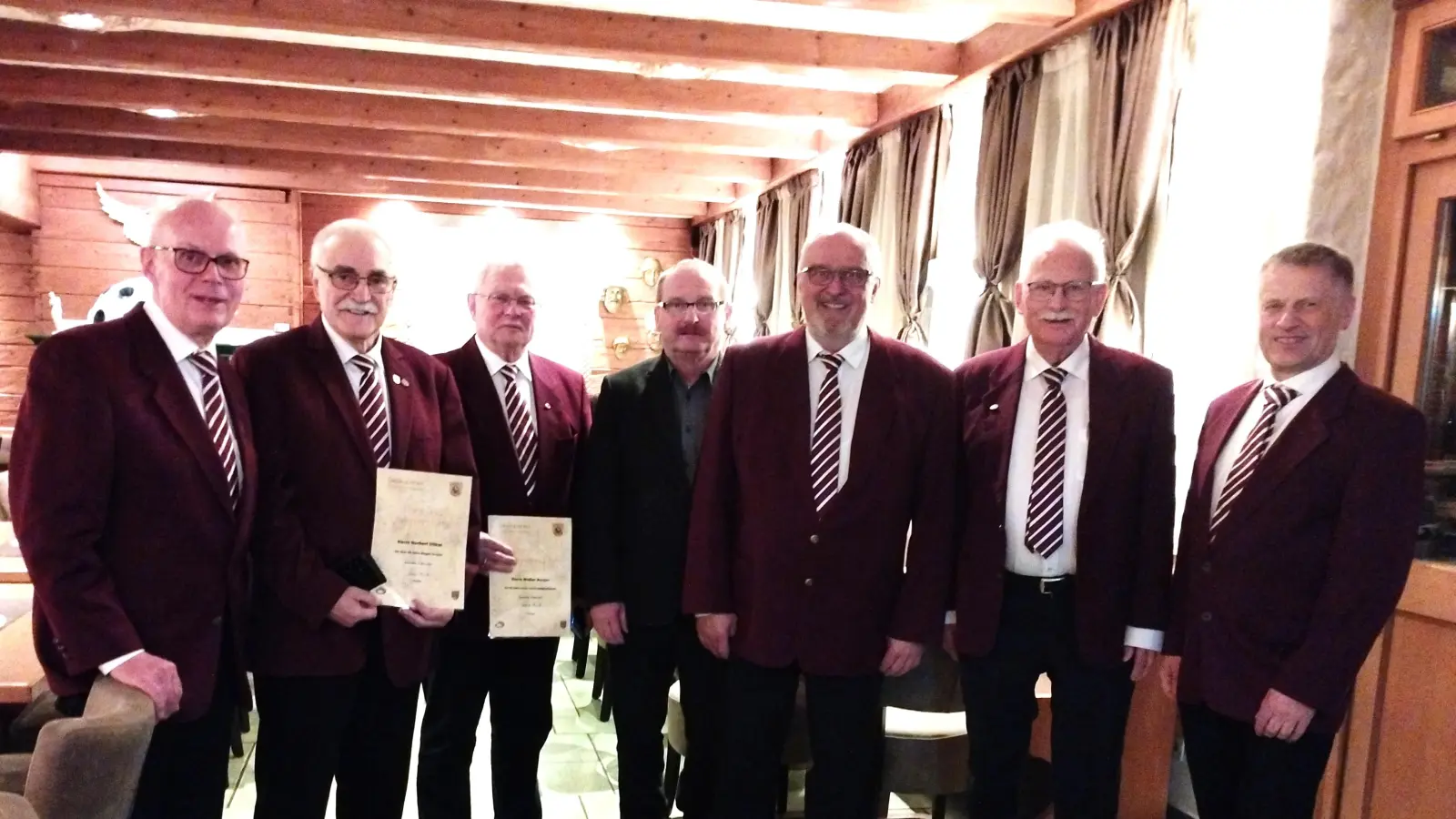 Gesangsverein Amerthal und Umgebung blickte auf ein erfolgreiches Vereinsjahr. Es gab Ehrungen und viel Anerkennung. Links Herbert Ernst, Vereinsvorsitzender, 4. v. links Karl Herrmann, Sängerkreisvorsitzender, daneben Anton Peter, Bürgermeister. (Bild: Gerhard Doerfler)