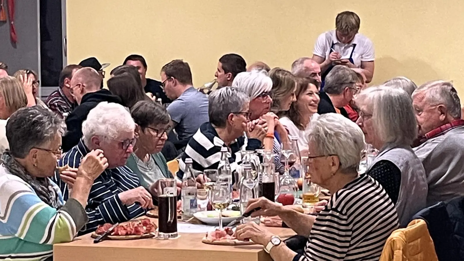 Über 150 Gäste ließen sich die Schmankerln und den Wein aus der Patengemeinde Algund schmecken. (Bild: Syliva Wallinger)