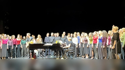 Stimmgewaltiger Auftritt des Großen Chores unter Leitung von StDin Michaela Treese. (Bild: Marion Mack)