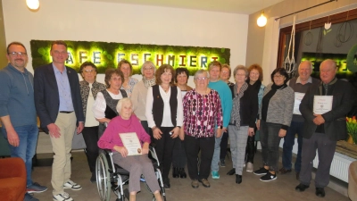 Vorsitzende Heid Reichl(vorne 2. von rechts) mit der neu gewählten Vorstandshcaft und den ausgezeichneten Mitgliedern. Bürgermeister Ernst Schicketanz(2.von Links) gratulierte. (Bild: Johann Adam)