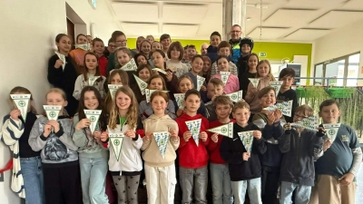 Insgesamt 48 Viertklässler aus den Grundschulen Hirschau und Ehenfeld bestanden die Radfahrprüfung und sind jetzt im Besitz des Radl-Führerscheins.  (Bild: Birgit Härtl)