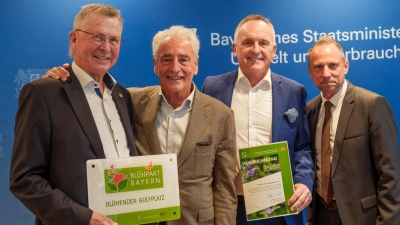 vl: Kurt Knote, Vorstandsmitglied für Umwelt &amp; Natur, Dr. Malte Uhlig, Präsident Bayerischer Golfverband, Christian Breunig, Präsident Golfclub Schwanhof, Umweltminister Thorsten Glauber (Bild: Tobias Hennecke)