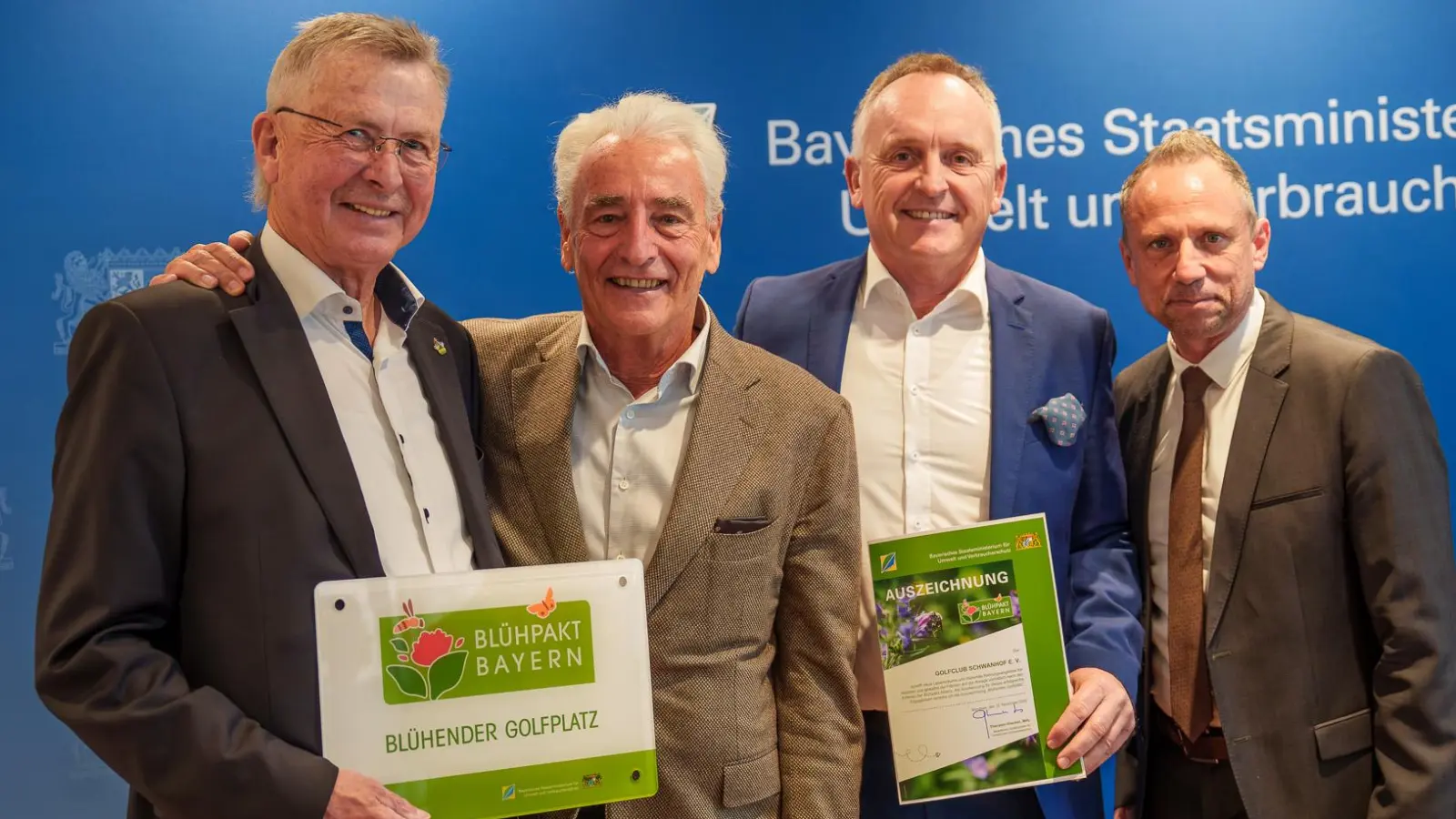 vl: Kurt Knote, Vorstandsmitglied für Umwelt &amp; Natur, Dr. Malte Uhlig, Präsident Bayerischer Golfverband, Christian Breunig, Präsident Golfclub Schwanhof, Umweltminister Thorsten Glauber (Bild: Tobias Hennecke)