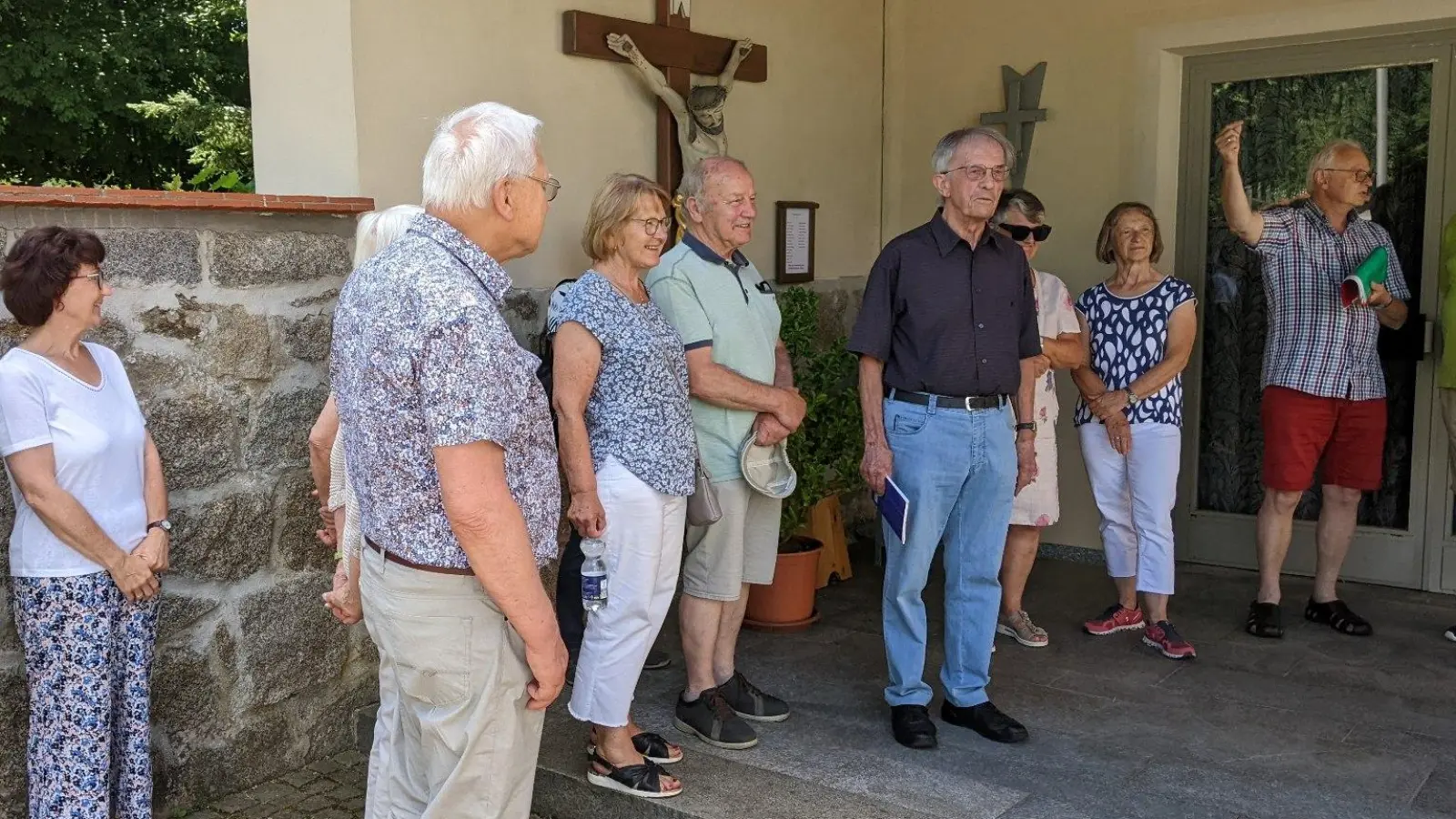 Vor der Kirche in Woppenhof, 4. von Rechts Josef Eomer (Bild: Reinhard Steindl)