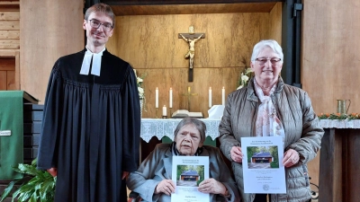 Ein Wiedersehen am Tisch des Herrn feierten in Neusorg die Diamantene Konfirmandin Anneliese Bachmann, geb. Fickenscher, und die Eiserne Konfirmandin Angelika Scholz. Pfarrer Michael Kelinske sprach ihnen den Segen für den weiteren Lebensweg zu.  (Bild: Karin Neuper-Schenkl)