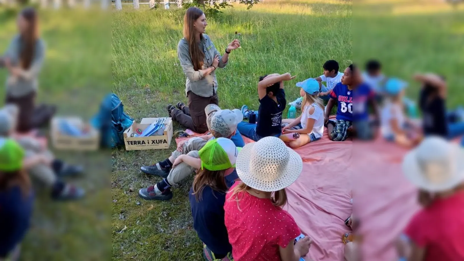 Naturparkrangerin Anna Spiller zeigt den Schülern die Blumen und Gräser. (Bild: Theresia Rankl)