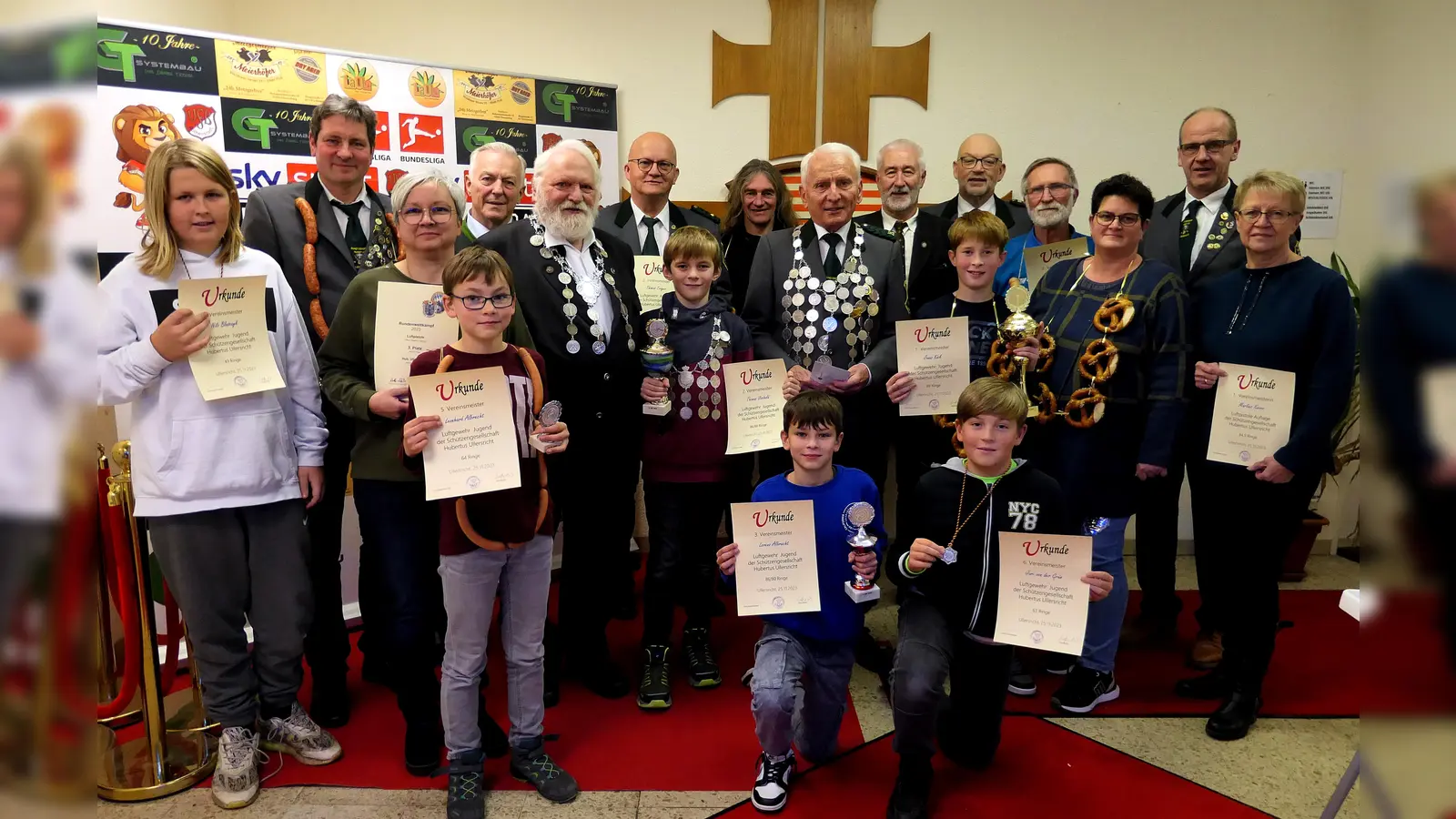 Die Gewinner der Scheiben sowie die Vereinsmeister und Könige der Schützengesellschaft Hubertus Ullersricht freuen sich über ihre Erfolge. (Bild: R. Kreuzer)