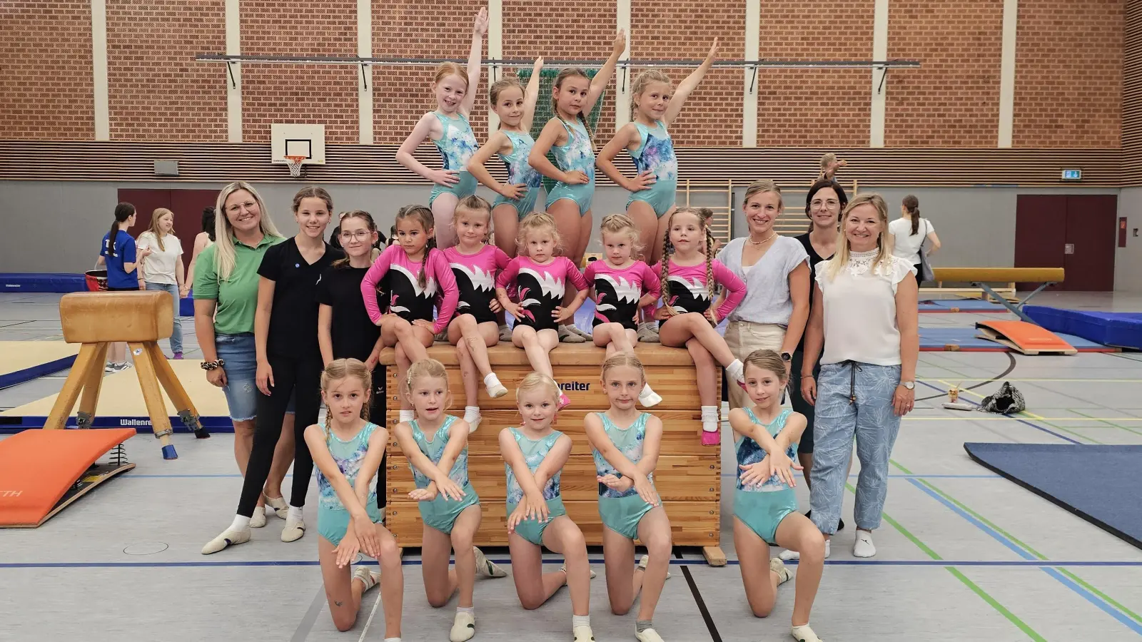 Die Nachwuchsturnerinnen der Turngemeinschaft Tirschenreuth zusammen mit ihren Trainerinnen (links: Julia Ritter, Lilia Ritter, Linda Schmidt, rechts: Miriam Lehner, Stefanie Scharnagl, Nadine Staufer) beim Gerätturn-Wettkampf in Kemnath. (Bild: Madeleine Schmidt)