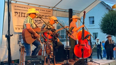 Die Phil Seccer Band trotzte den Regen und sorgte für aussergewöhnliche Stimmung (Bild: Josef Vogl)