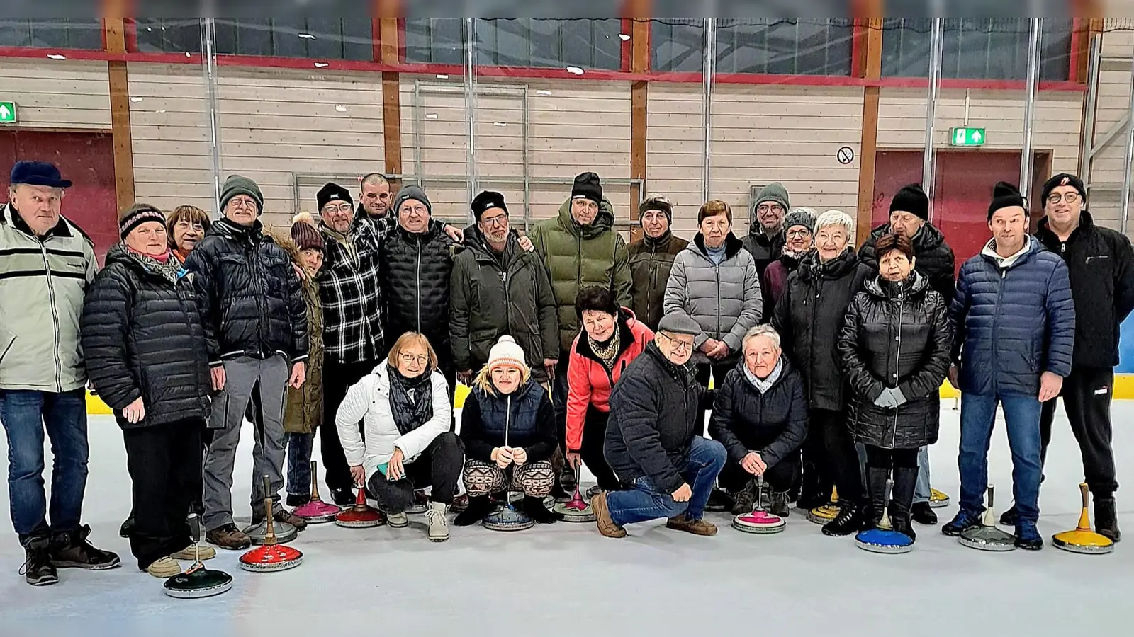 Die Teilnehmer in der Mitterteicher Eishalle. (Bild: Steffi Mühlbauer)