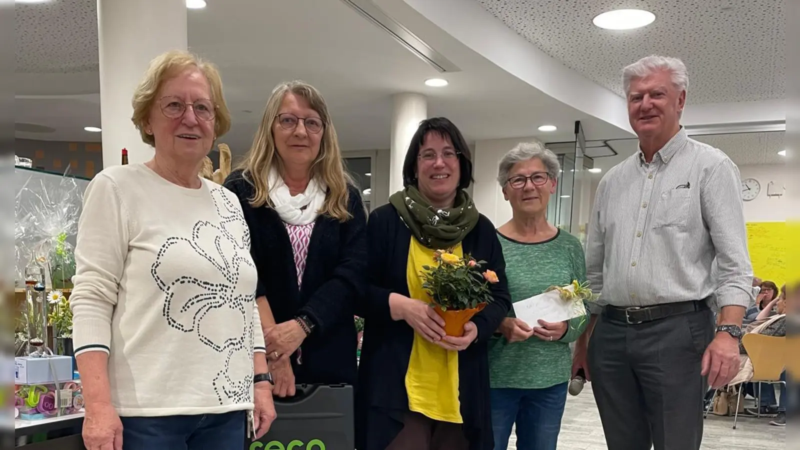 Die Siegerinnen mit Organisatorin Marga Klameth (links) und Vorsitzenden Werner Renner (rechts). (Bild: Jürgen Leißner)