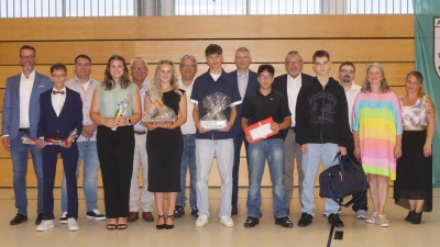 Sechs Jugendliche wurden für ihren besonders guten Notenschnitt bei den Prüfungen zur Mittleren Reife und zum Quali ausgezeichnet, vorne v.l. Noah Wittmann, Lea Lindner, Lilli Winter, Dustin Miess, Emir Gök und Maximilian Škledar. Mit im Bild die beiden Klassenleiterinnen Carina Süß und Renate Schmidt (v.r.) sowie die Ehrengäste (hinten v.l.) Michael Sommer, Markus Ertl, Norbert Gradl, Lehrer Stefan Lautner, Stefan Steger, Günther Cermak und Matthias Bock vom Elternbeirat. (Bild: Brigitte Grüner)