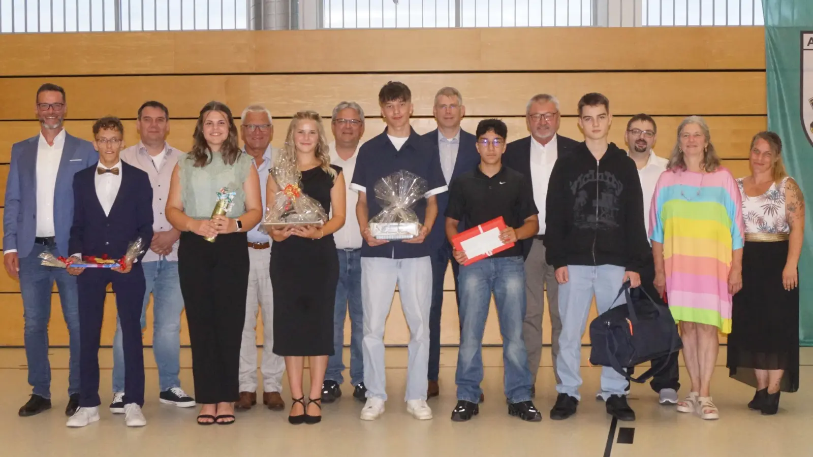 Sechs Jugendliche wurden für ihren besonders guten Notenschnitt bei den Prüfungen zur Mittleren Reife und zum Quali ausgezeichnet, vorne v.l. Noah Wittmann, Lea Lindner, Lilli Winter, Dustin Miess, Emir Gök und Maximilian Škledar. Mit im Bild die beiden Klassenleiterinnen Carina Süß und Renate Schmidt (v.r.) sowie die Ehrengäste (hinten v.l.) Michael Sommer, Markus Ertl, Norbert Gradl, Lehrer Stefan Lautner, Stefan Steger, Günther Cermak und Matthias Bock vom Elternbeirat. (Bild: Brigitte Grüner)