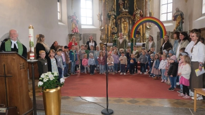 Unter dem großen Transparent des Regenbogens erfreuten die Kinder des Kindergartens „Unterm Regenbogen“ mit dem Lied“ Wo zwei oder drei in meinem Namen zusammen sind“. (Bild: Fred Lehner)