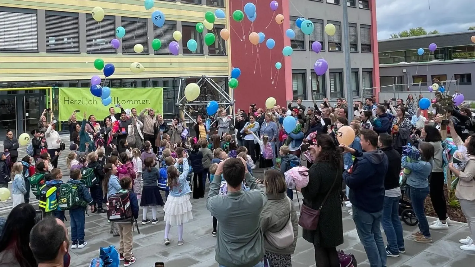 Die Abc-Schützen der Grundschule Neustadt starten farbenfroh ins Abenteuer Lernen. (Bild: Elke Troppmann)