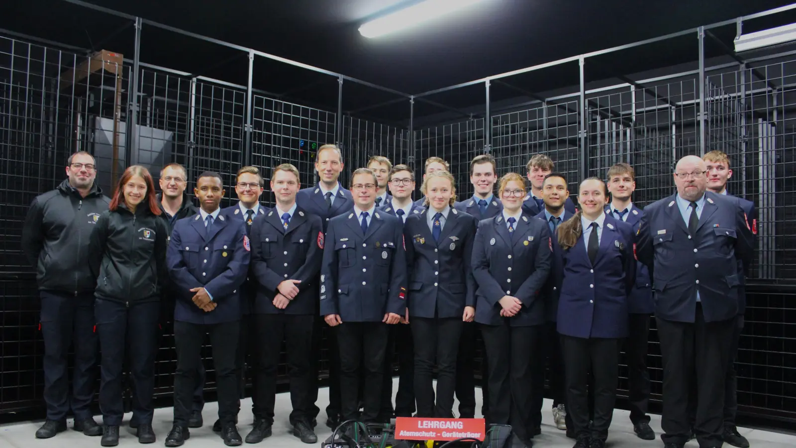 Die Teilnehmer des Herbst - Atemschutzlehrgangs des Landkreises Tirschenreuth stellten sich zum Abschluss zum Gemeinschaftsfoto auf. (Bild: Julia Bäuml)