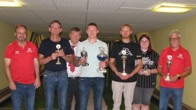 Sportwart Peter Diedl (links) und Vorsitzender Hans Kneißl (Dritter von links) gratulierten den Pokalsiegern zu ihren Leistungen. (Bild: Johann Kneißl)