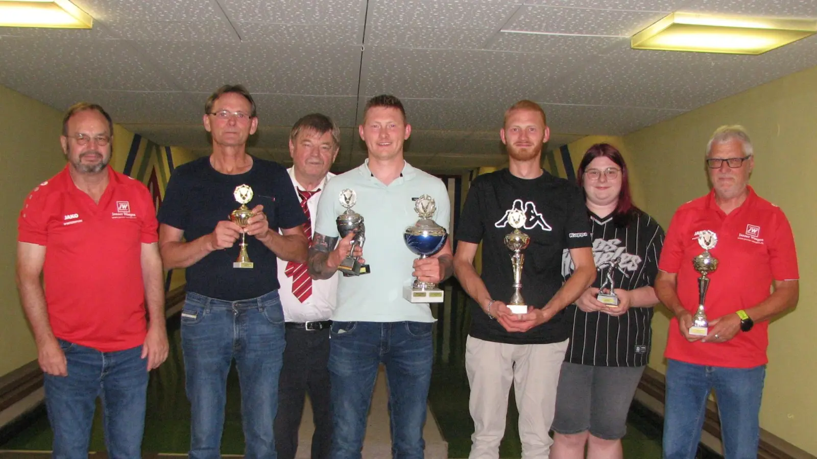 Sportwart Peter Diedl (links) und Vorsitzender Hans Kneißl (Dritter von links) gratulierten den Pokalsiegern zu ihren Leistungen. (Bild: Johann Kneißl)