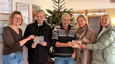 Der Waldthurner Dreigesang TriAngel spendet an bedürftige Menschen in Rumänien und für die Lennesriether Kirche. Im Bild von links: Andrea Götz, Pfarrer Norbert Götz, Ludwig Wüst, Steffi Daubenmerkl und Doris Völkl (Bild: Franz Völkl)