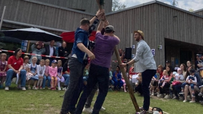 Die Eltern stellen den Maibaum mit den Gruppenwappen auf. (Bild: Katharina Köstler)