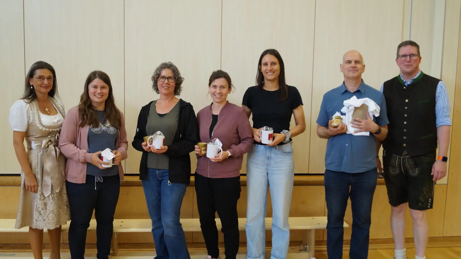 Die verabschiedeten Lehrkräfte im Kreise der Schulleitung. (Bild: Florian Dendorfer)