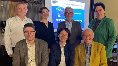 Geehrte Mitglieder mit 1. Vorsitzender Barbara Schwemmer und Bezirkspersonalratsvorsitzender Astrid Schels (Bild: Armin Aichinger)