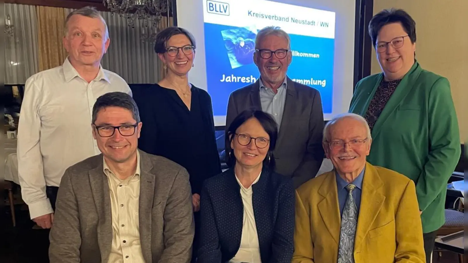 Geehrte Mitglieder mit 1. Vorsitzender Barbara Schwemmer und Bezirkspersonalratsvorsitzender Astrid Schels (Bild: Armin Aichinger)