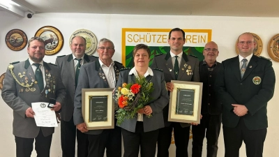 Von links: 1. Sportleiter Stefan Zant, 2. Vorstand Günter Kraus, Ehrenmitglied Ludwig Zant, 1. Vorstand Verena Zant, Ehrenvorstand Armin Strohmaier, 1. BGM Klaus Meyer, 1. Gauschützenmeister Florian Greil. (Bild: Paula Zant)