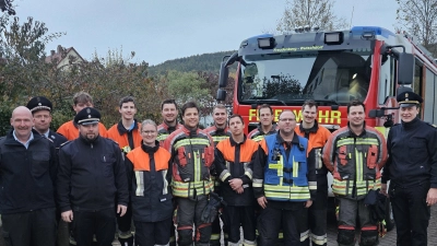Die beiden Gruppen der Feuerwehr Freudenberg-Wutschdorf haben das Leistungsabzeichen „Die Gruppe im Löscheinsatz” bestanden. Mit auf dem Bild sind die Schiedsrichter und die Führung der Wehr. (Bild: Dominik Ernst)