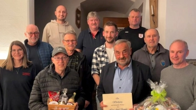 Matthias Hörath (Vorne Zweiter von links) und Bürgermeister Josef Beimler (Vorne Zweiter von rechts) werden durch die Vereinsgemeinschaft geehrt. Georg Bocka ist der neue Vorsitzende der Vereinsgemeinschaft Waldthurn. (Bild: Marina Daubenmerkl)