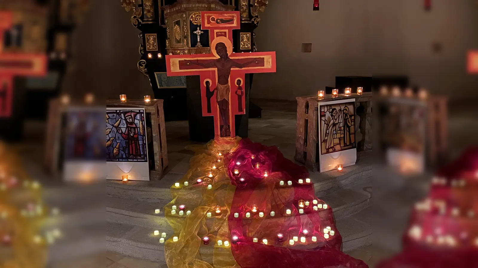 Für die Tatze-Andacht stilvoll gestaltete Wallfahrtskirche St. Jodok. (Bild: Josef Glas)